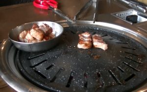 サムギョプサルを店員さんが焼く