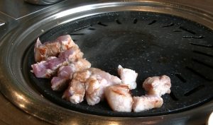 サムギョプサルを焼いてもらう