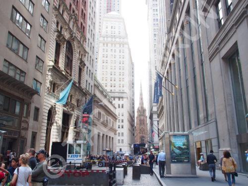 ウォール街から見えるトリニティ教会